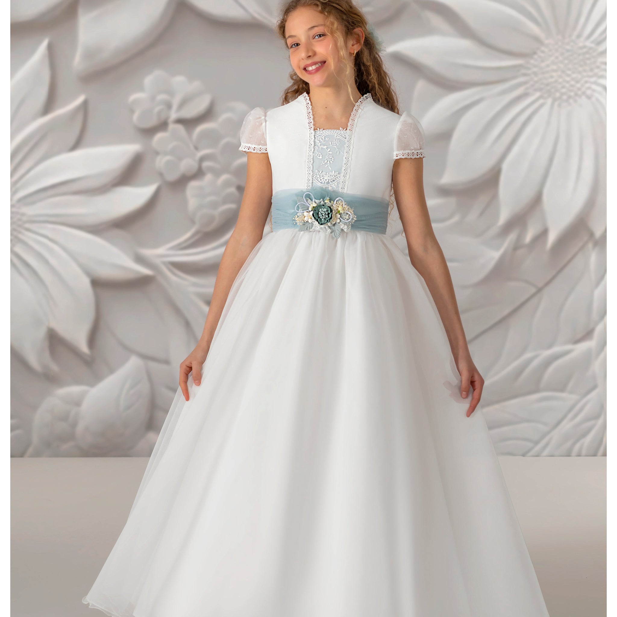 First Communion Dress Model 5208: Fantasy and Elegance in Light Ivory