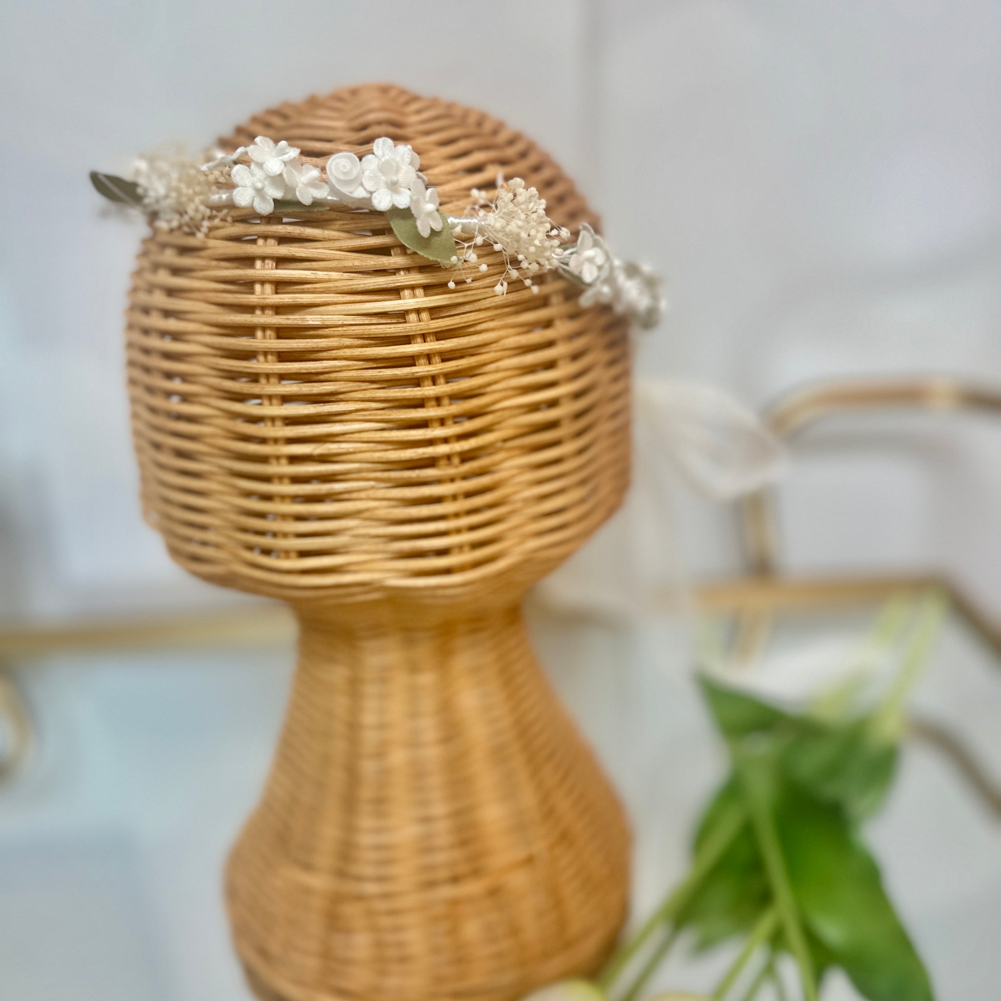 SYNTHETIC FLOWER CROWN WITH FOLIAGE